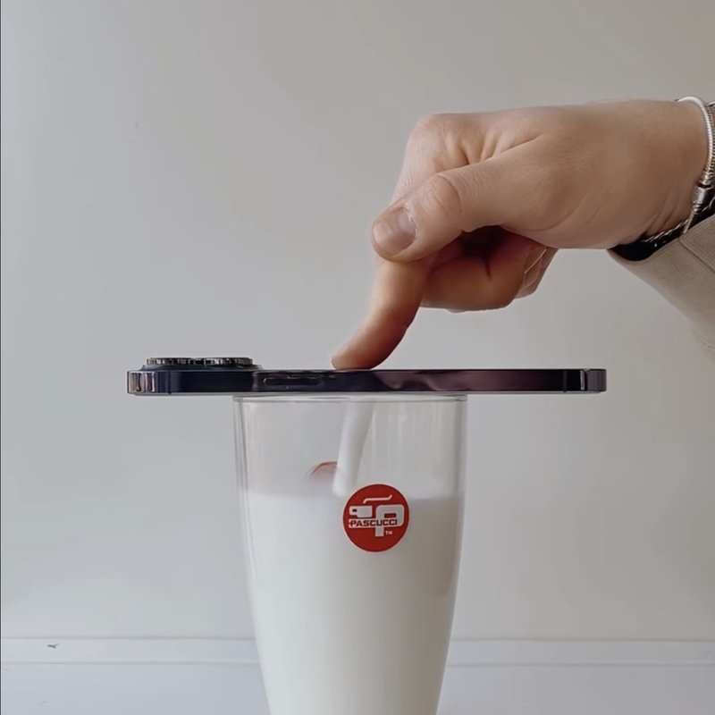 glas milch mit pascucci-logo